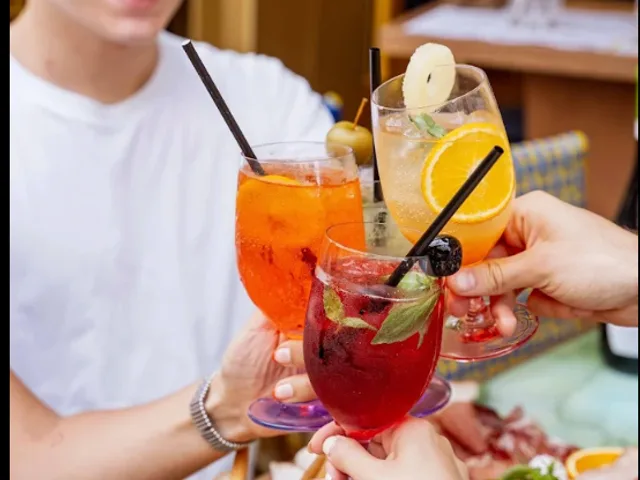 Amis partageant plusieurs Spritz lors d’un aperitivo à Paris