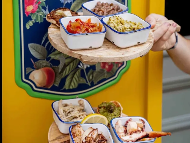 Tapas de poisson et légumes italiens servis pour l’aperitivo chez Nino Fresco