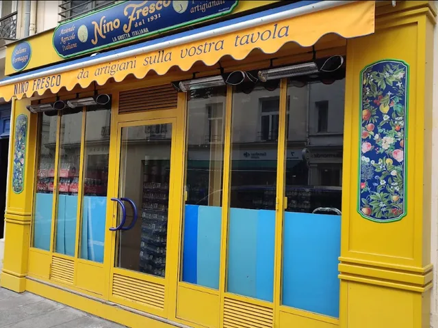 Façade jaune de Nino Fresco au 16 rue Montmartre à Paris